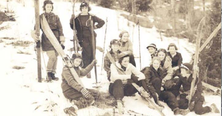 grou of female skiers